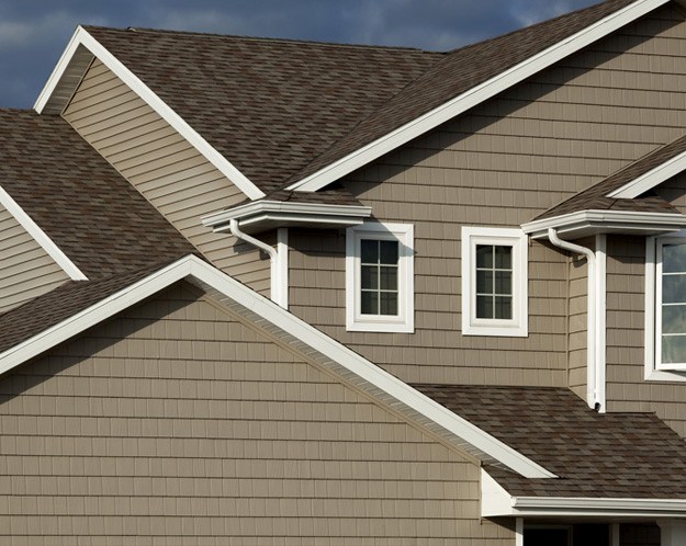 home getting a free siding repair quote in euclid